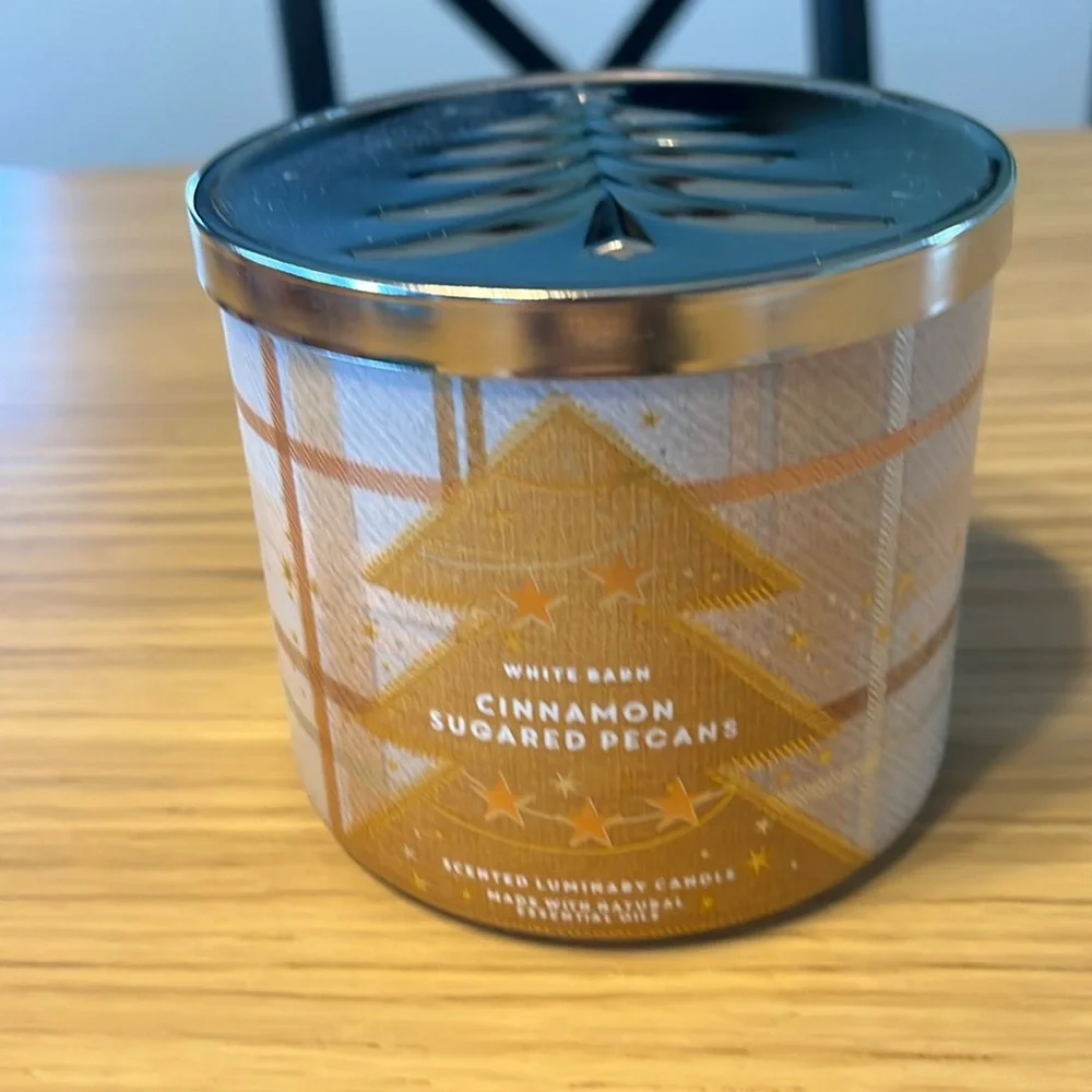 Bath & Body Works 3 Wick Candle. Cinnamon Sugared Pecans.